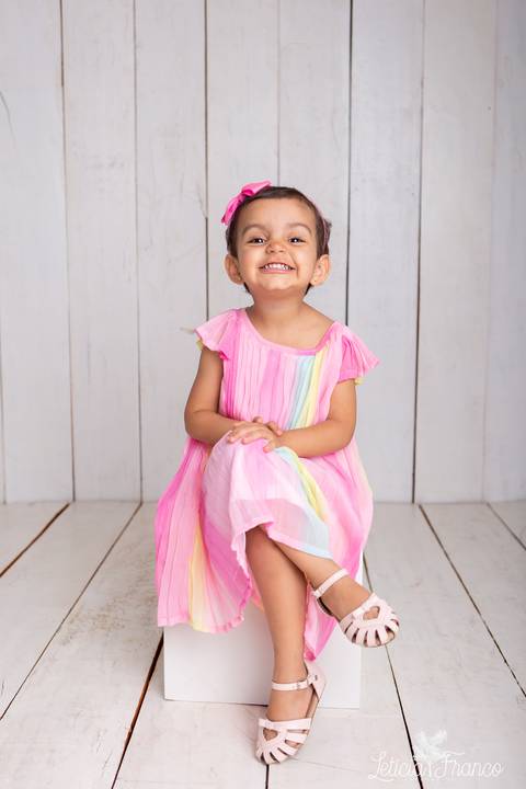 ensaio infantil em estúdio arco iris 3 anos'