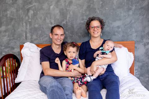 brasilia fotógrafa brasília df distrito federal baby bebe book melhor franco letícia lifestyle 1 mês mamãe mãe amametando na cama deitada
'