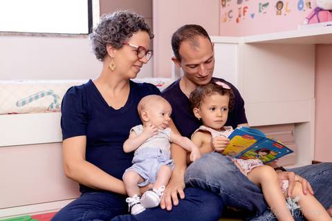 brasilia fotógrafa brasília df distrito federal baby bebe book melhor franco letícia lifestyle 1 mês mamãe mãe amametando na cama deitada
'