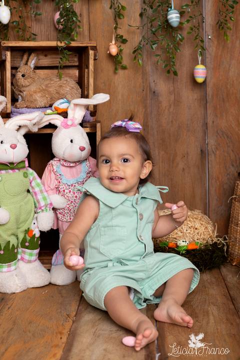 ensaio de páscoa em brasilia leticia franco fotografia df lago sul jardim botanico candy colors coelhos orelha de coelho acompanhamento bebe baby book primeiro ano milestones 
'