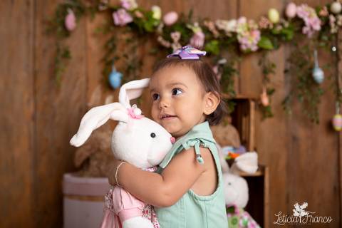 ensaio de páscoa em brasilia leticia franco fotografia df lago sul jardim botanico candy colors coelhos orelha de coelho acompanhamento bebe baby book primeiro ano milestones 
'