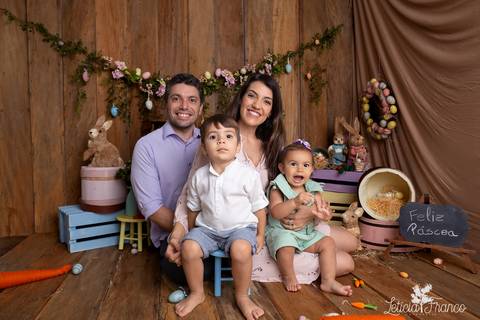 ensaio de páscoa em brasilia leticia franco fotografia df lago sul jardim botanico candy colors coelhos orelha de coelho acompanhamento bebe baby book primeiro ano milestones 
'