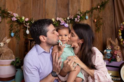 ensaio de páscoa em brasilia leticia franco fotografia df lago sul jardim botanico candy colors coelhos orelha de coelho acompanhamento bebe baby book primeiro ano milestones 
'