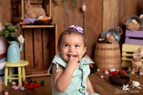 ensaio de páscoa em brasilia leticia franco fotografia df lago sul jardim botanico candy colors coelhos orelha de coelho acompanhamento bebe baby book primeiro ano milestones 
'