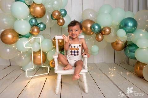 baby bebe brasília brasilia df distrito federal book fotografo fotógrafa fotografa acompanhamento fotografia 12 meses trimestral 1 ano melhor leticia franco letícia lua nova art arte foto smash the cake ensaio com bolo esmagando menino'