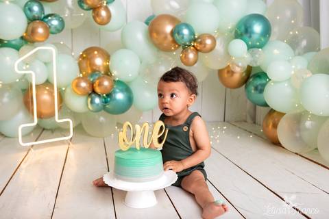 baby bebe brasília brasilia df distrito federal book fotografo fotógrafa fotografa acompanhamento fotografia 12 meses trimestral 1 ano melhor leticia franco letícia lua nova art arte foto smash the cake ensaio com bolo esmagando menino'