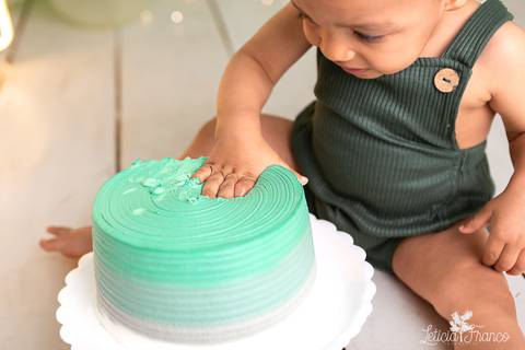 baby bebe brasília brasilia df distrito federal book fotografo fotógrafa fotografa acompanhamento fotografia 12 meses trimestral 1 ano melhor leticia franco letícia lua nova art arte foto smash the cake ensaio com bolo esmagando menino'