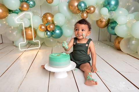 baby bebe brasília brasilia df distrito federal book fotografo fotógrafa fotografa acompanhamento fotografia 12 meses trimestral 1 ano melhor leticia franco letícia lua nova art arte foto smash the cake ensaio com bolo esmagando menino'