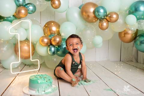 baby bebe brasília brasilia df distrito federal book fotografo fotógrafa fotografa acompanhamento fotografia 12 meses trimestral 1 ano melhor leticia franco letícia lua nova art arte foto smash the cake ensaio com bolo esmagando menino'