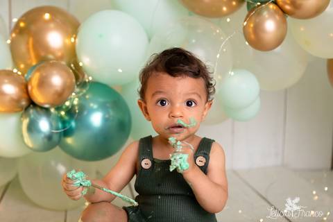 baby bebe brasília brasilia df distrito federal book fotografo fotógrafa fotografa acompanhamento fotografia 12 meses trimestral 1 ano melhor leticia franco letícia lua nova art arte foto smash the cake ensaio com bolo esmagando menino'