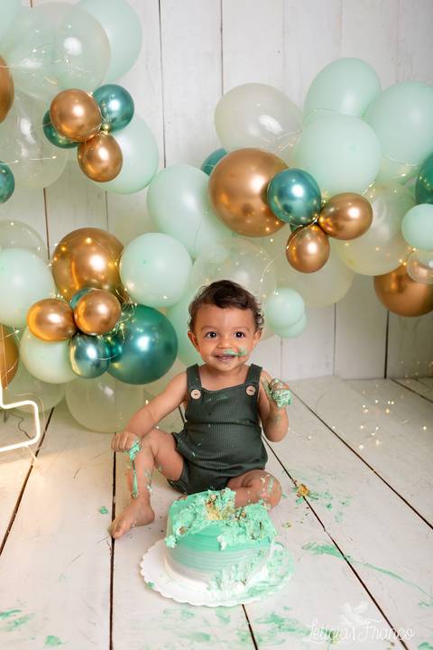 baby bebe brasília brasilia df distrito federal book fotografo fotógrafa fotografa acompanhamento fotografia 12 meses trimestral 1 ano melhor leticia franco letícia lua nova art arte foto smash the cake ensaio com bolo esmagando menino'