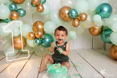 baby bebe brasília brasilia df distrito federal book fotografo fotógrafa fotografa acompanhamento fotografia 12 meses trimestral 1 ano melhor leticia franco letícia lua nova art arte foto smash the cake ensaio com bolo esmagando menino'