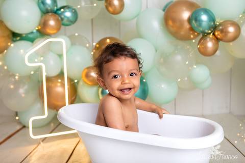 baby bebe brasília brasilia df distrito federal book fotografo fotógrafa fotografa acompanhamento fotografia 12 meses trimestral 1 ano melhor leticia franco letícia lua nova art arte foto smash the cake ensaio com bolo esmagando menino'