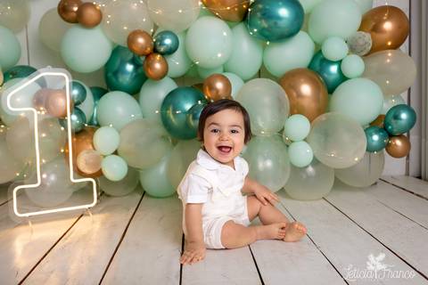 baby bebe brasília brasilia df distrito federal book fotografo fotógrafa fotografa acompanhamento fotografia 12 meses trimestral 1 ano melhor leticia franco letícia lua nova art arte foto smash the cake ensaio com bolo esmagando menino'