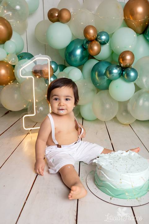 baby bebe brasília brasilia df distrito federal book fotografo fotógrafa fotografa acompanhamento fotografia 12 meses trimestral 1 ano melhor leticia franco letícia lua nova art arte foto smash the cake ensaio com bolo esmagando menino'