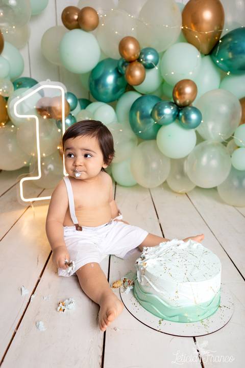 baby bebe brasília brasilia df distrito federal book fotografo fotógrafa fotografa acompanhamento fotografia 12 meses trimestral 1 ano melhor leticia franco letícia lua nova art arte foto smash the cake ensaio com bolo esmagando menino'