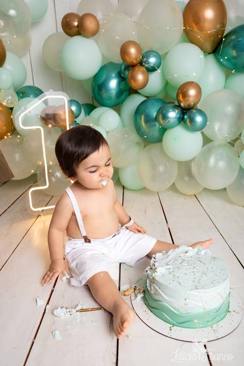baby bebe brasília brasilia df distrito federal book fotografo fotógrafa fotografa acompanhamento fotografia 12 meses trimestral 1 ano melhor leticia franco letícia lua nova art arte foto smash the cake ensaio com bolo esmagando menino'