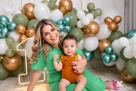 baby bebe brasília brasilia df distrito federal book fotografo fotógrafa fotografa acompanhamento fotografia 12 meses trimestral 1 ano melhor leticia franco letícia lua nova art arte foto smash the cake ensaio com bolo esmagando splash verde branco e dour'