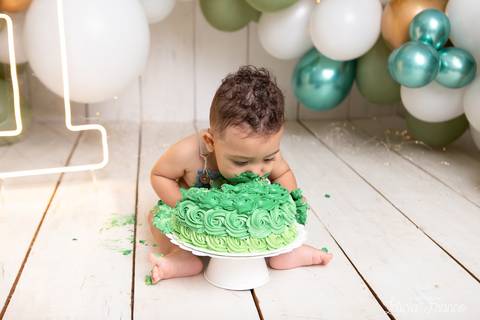 baby bebe brasília brasilia df distrito federal book fotografo fotógrafa fotografa acompanhamento fotografia 12 meses trimestral 1 ano melhor leticia franco letícia lua nova art arte foto smash the cake ensaio com bolo esmagando splash verde branco e dour'