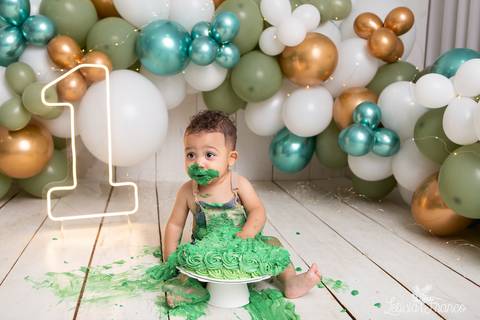 baby bebe brasília brasilia df distrito federal book fotografo fotógrafa fotografa acompanhamento fotografia 12 meses trimestral 1 ano melhor leticia franco letícia lua nova art arte foto smash the cake ensaio com bolo esmagando splash verde branco e dour'