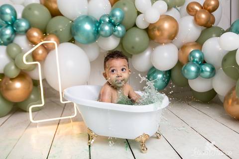 baby bebe brasília brasilia df distrito federal book fotografo fotógrafa fotografa acompanhamento fotografia 12 meses trimestral 1 ano melhor leticia franco letícia lua nova art arte foto smash the cake ensaio com bolo esmagando splash verde branco e dour'