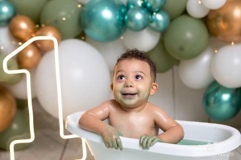 baby bebe brasília brasilia df distrito federal book fotografo fotógrafa fotografa acompanhamento fotografia 12 meses trimestral 1 ano melhor leticia franco letícia lua nova art arte foto smash the cake ensaio com bolo esmagando splash verde branco e dour'