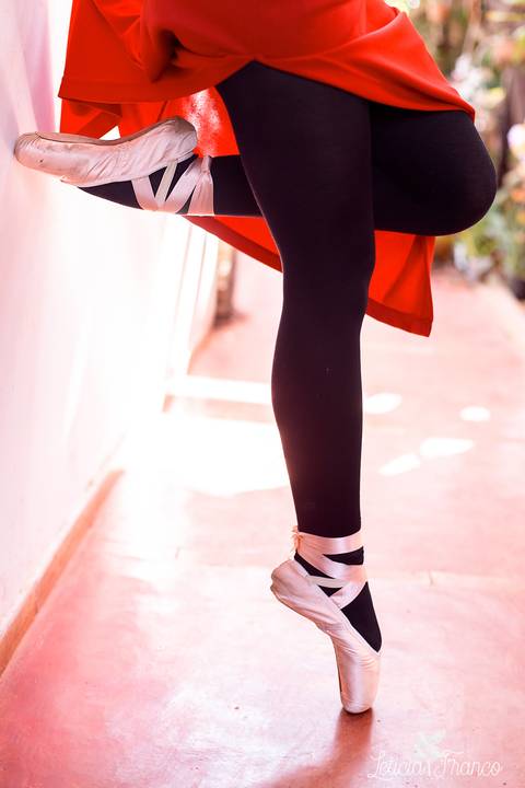 adolescente bailarina no jardim botanico de brasilia com roupa preta df balé ballet sapatilha de ponta'