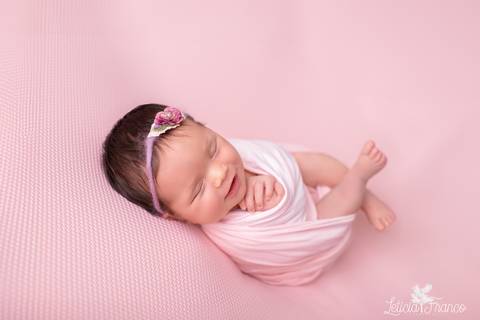 bebê recém nascido newborn brasilia fotografa fotografo fotógrafa brasília df distrito federal baby bebe reborn book melhor leticia franco letícia lua nova art arte foto wrap enrolado 
'