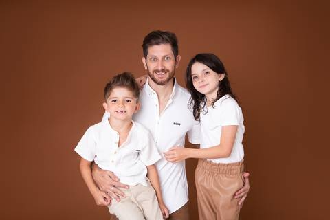 dia dos pais pai de um casal de crianças fundo marrom brasilia jardim botanico lago sul df familia'