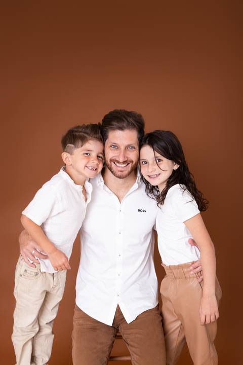 dia dos pais pai de um casal de crianças fundo marrom brasilia jardim botanico lago sul df familia'