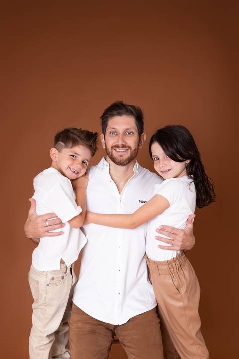 dia dos pais pai de um casal de crianças fundo marrom brasilia jardim botanico lago sul df familia'