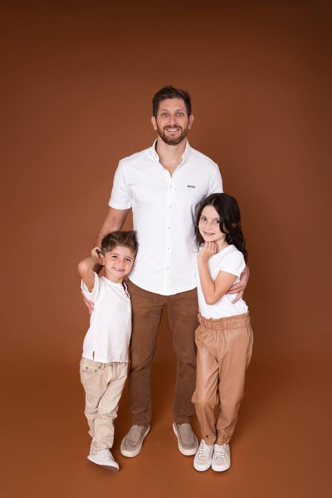 dia dos pais pai de um casal de crianças fundo marrom brasilia jardim botanico lago sul df familia'