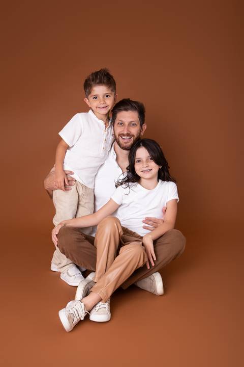 dia dos pais pai de um casal de crianças fundo marrom brasilia jardim botanico lago sul df familia'