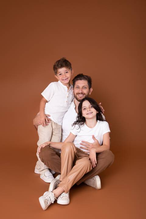 dia dos pais pai de um casal de crianças fundo marrom brasilia jardim botanico lago sul df familia'