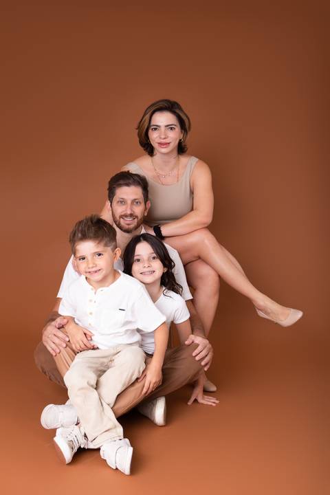 dia dos pais pai de um casal de crianças fundo marrom brasilia jardim botanico lago sul df familia'