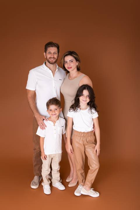 dia dos pais pai de um casal de crianças fundo marrom brasilia jardim botanico lago sul df familia'