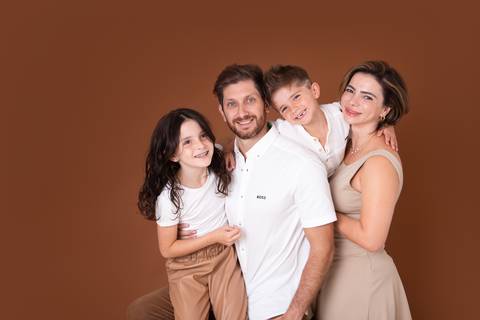 dia dos pais pai de um casal de crianças fundo marrom brasilia jardim botanico lago sul df familia'