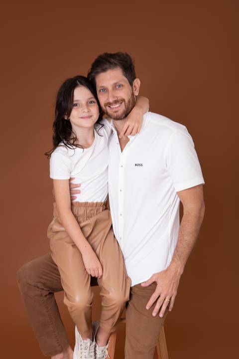 dia dos pais pai de um casal de crianças fundo marrom brasilia jardim botanico lago sul df familia'