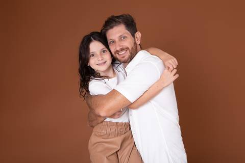 dia dos pais pai de um casal de crianças fundo marrom brasilia jardim botanico lago sul df familia'