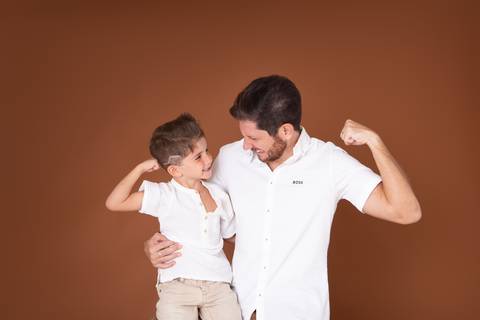 dia dos pais pai de um casal de crianças fundo marrom brasilia jardim botanico lago sul df familia'
