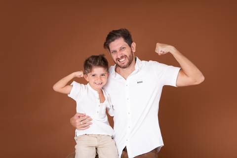 dia dos pais pai de um casal de crianças fundo marrom brasilia jardim botanico lago sul df familia'