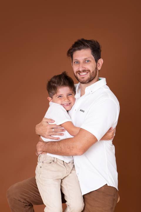 dia dos pais pai de um casal de crianças fundo marrom brasilia jardim botanico lago sul df familia'