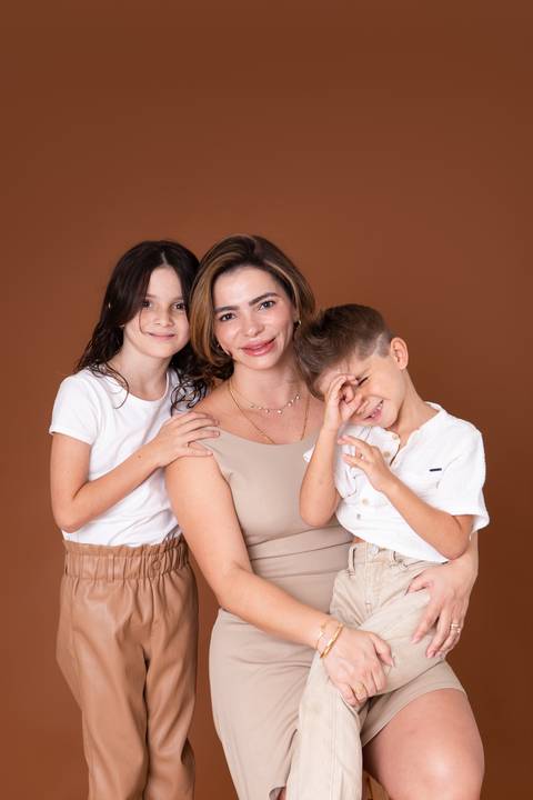 dia dos pais pai de um casal de crianças fundo marrom brasilia jardim botanico lago sul df familia'