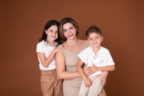 dia dos pais pai de um casal de crianças fundo marrom brasilia jardim botanico lago sul df familia'