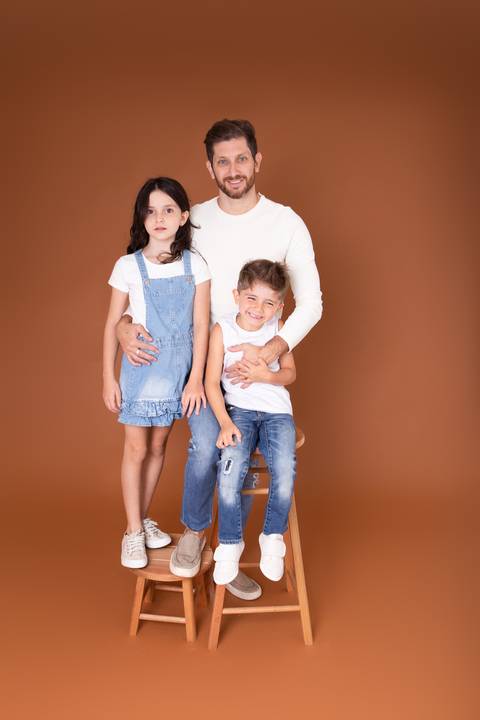 dia dos pais pai de um casal de crianças fundo marrom brasilia jardim botanico lago sul df familia'