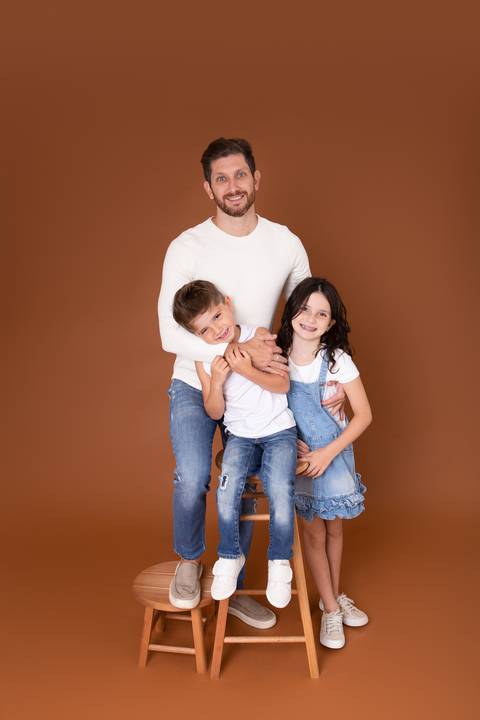 dia dos pais pai de um casal de crianças fundo marrom brasilia jardim botanico lago sul df familia'