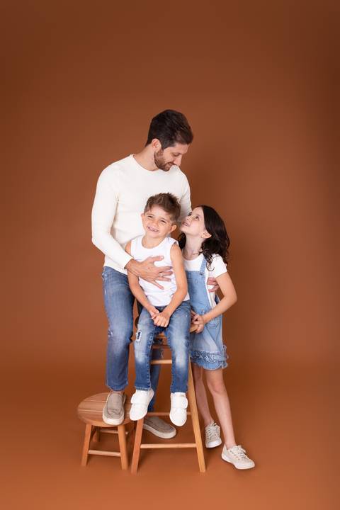 dia dos pais pai de um casal de crianças fundo marrom brasilia jardim botanico lago sul df familia'