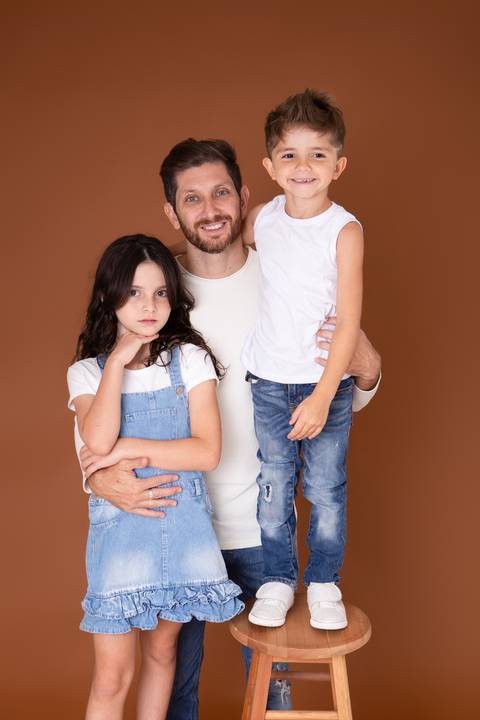 dia dos pais pai de um casal de crianças fundo marrom brasilia jardim botanico lago sul df familia'