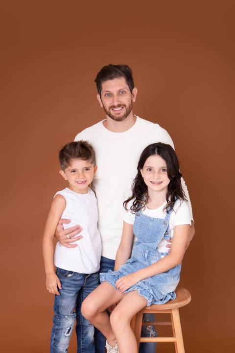 dia dos pais pai de um casal de crianças fundo marrom brasilia jardim botanico lago sul df familia'