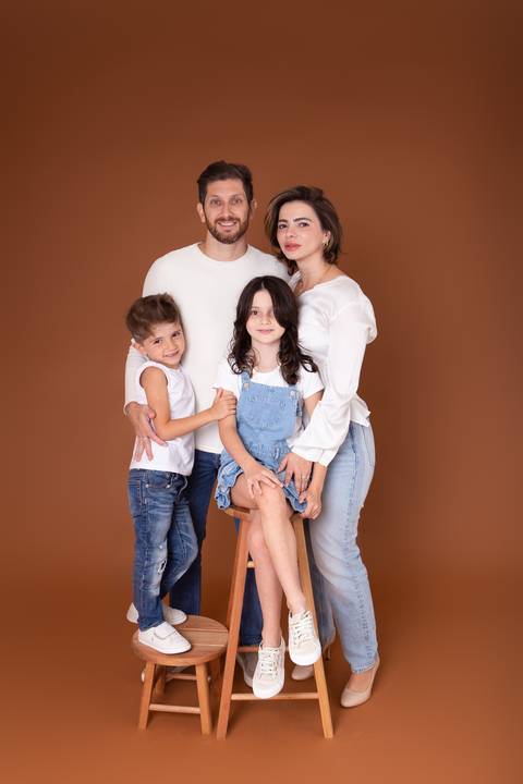 dia dos pais pai de um casal de crianças fundo marrom brasilia jardim botanico lago sul df familia'